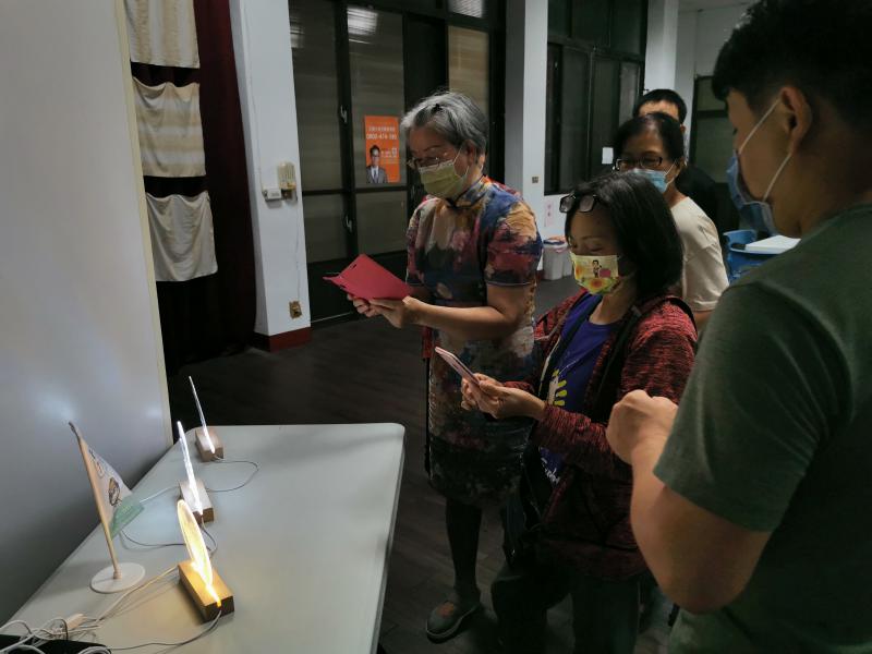 學員經過老師教學先來測試拍攝昏暗光線的室內物品