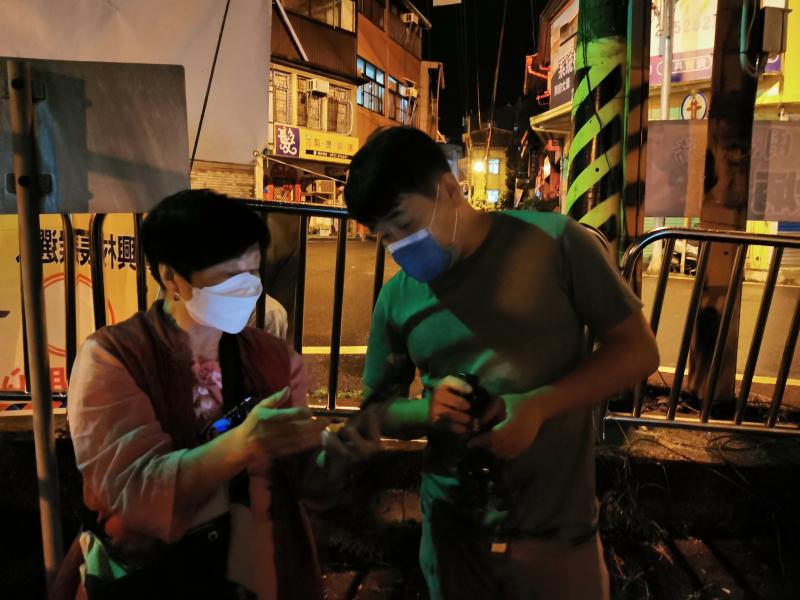 經過一部分教學後，學員至戶外進行夜晚實拍