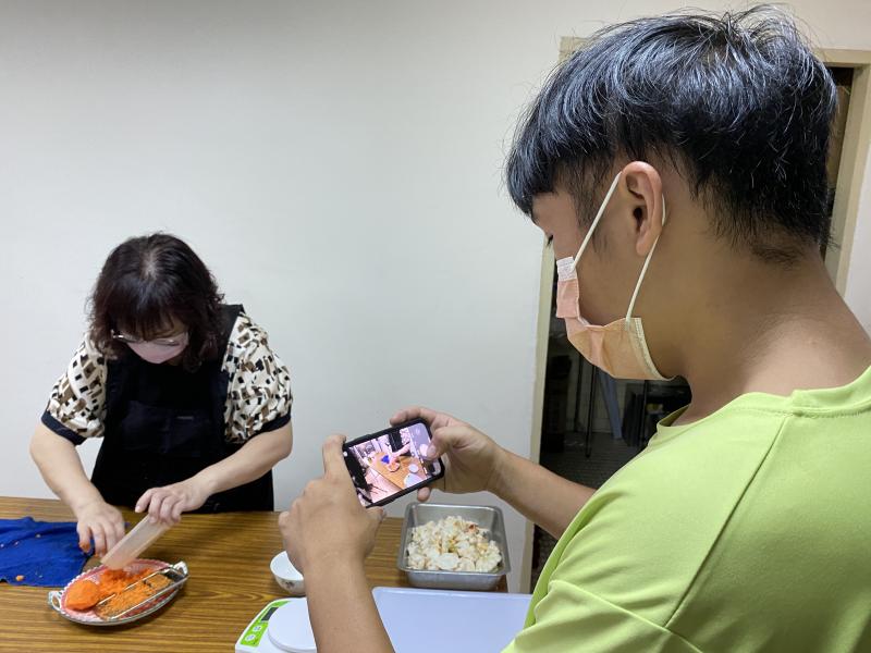 大家練習用手機或相機練習拍照與錄影