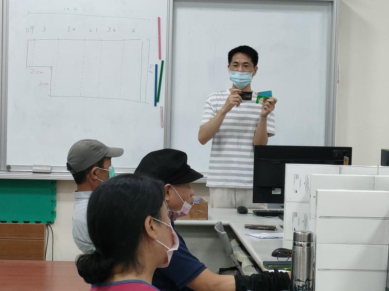 說明行動支付所要用到的卡片