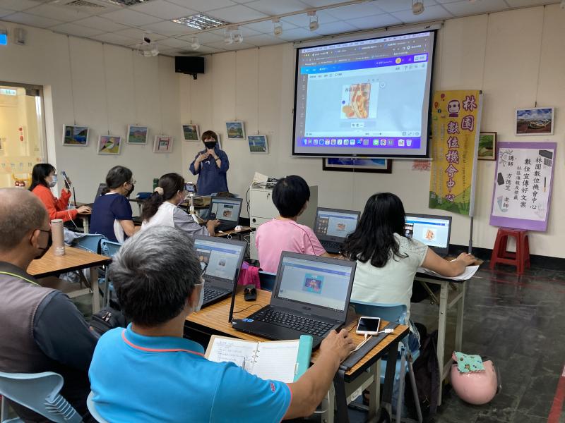 老師仔細的介紹軟體應用與操作