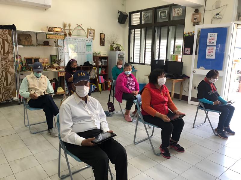 學員使用平板學習搜尋音樂，隨著音樂舞動，有如自己是明星般