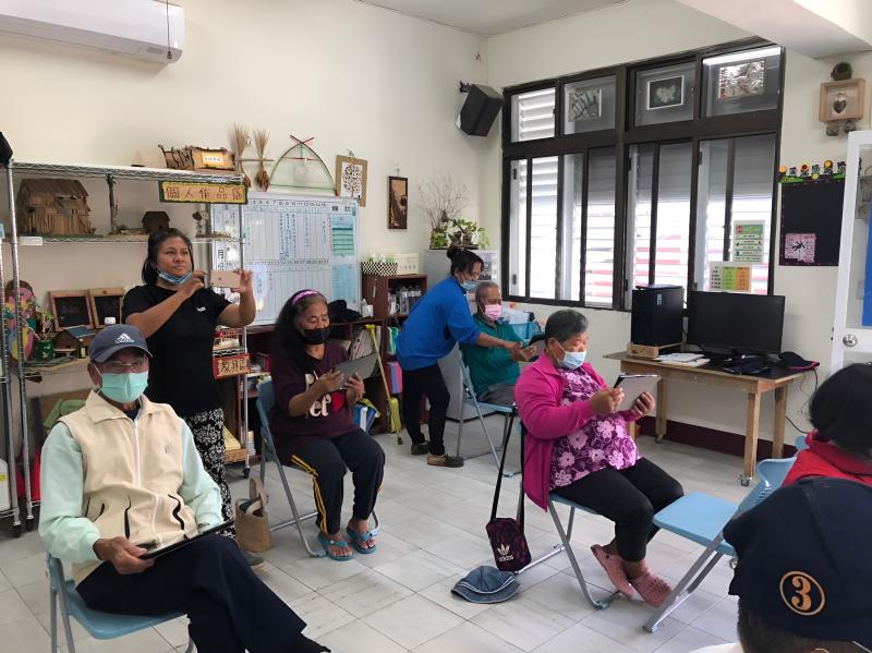 長輩翱翔在自己的音樂天空中