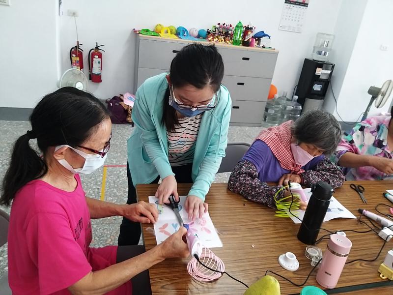 教導學員如何操作3D列印筆