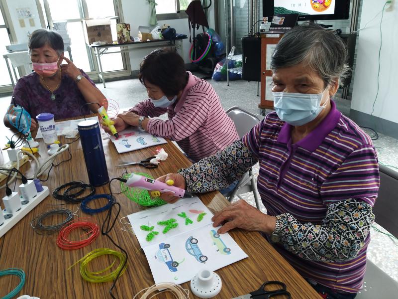 學員親自動手做3D列印