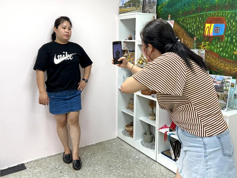 新住民學員相互練習人像拍攝