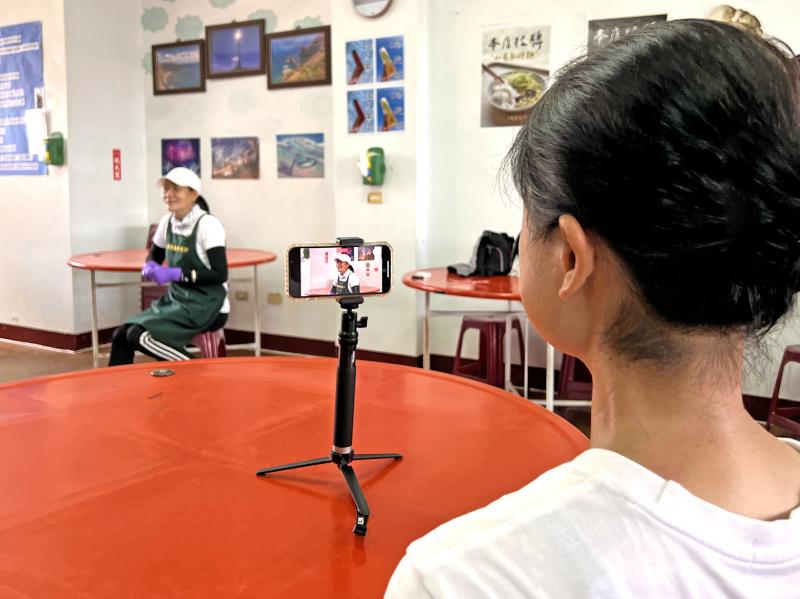 學員找好位置將手機架好，定機錄製老闆娘訪談影片