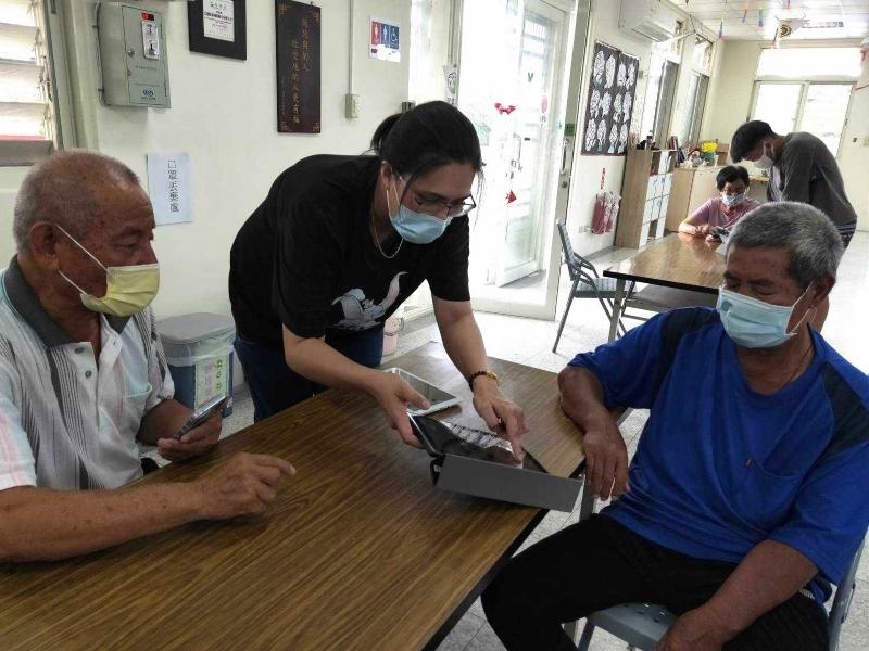 講師耐心的個別指導學員如何操作