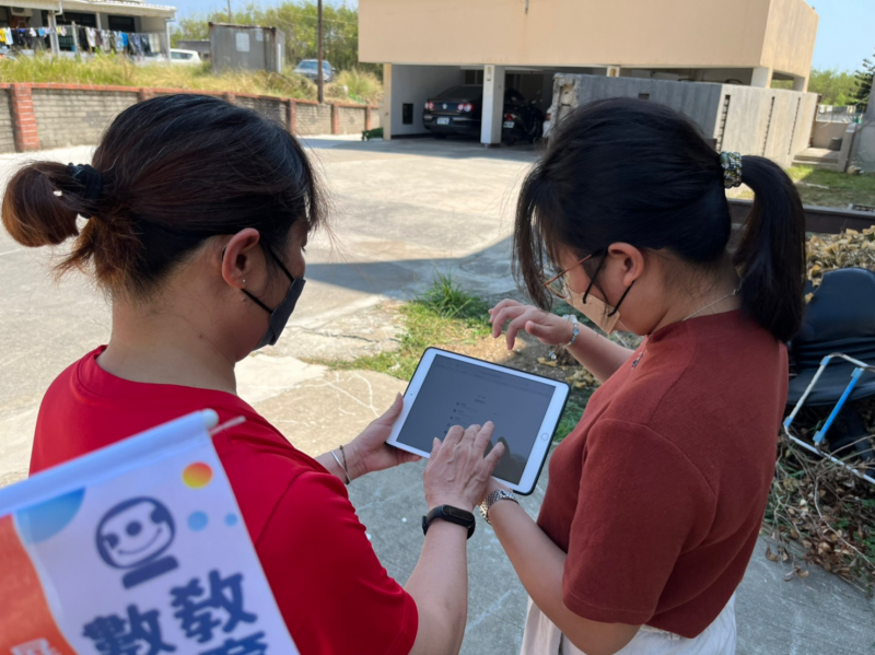 進社區後即遇到熱情的阿姨，一番交流後阿姨便迫不及待地準備好要學習。