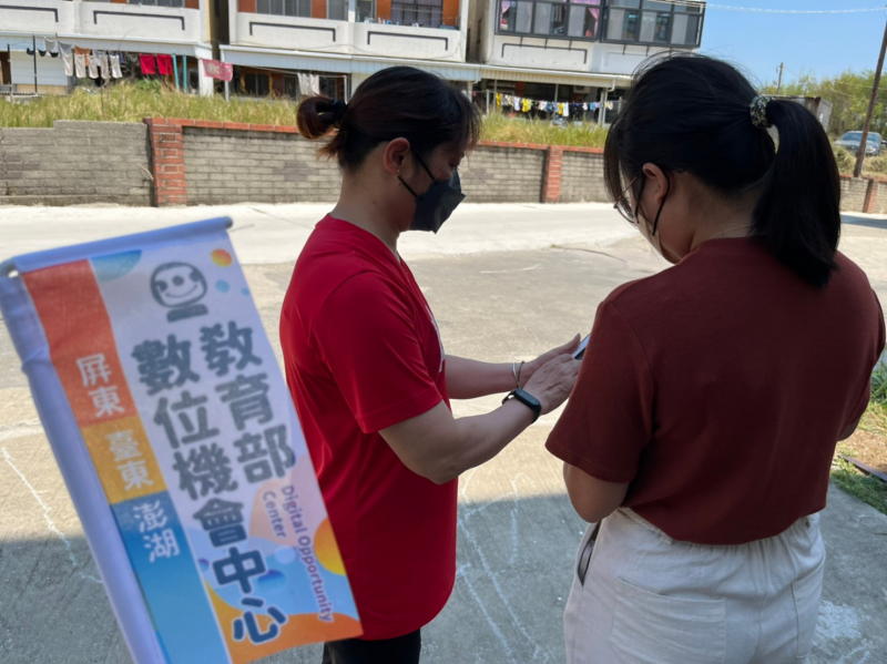 阿姨非常好奇平板操作方式及臉書的相關功能