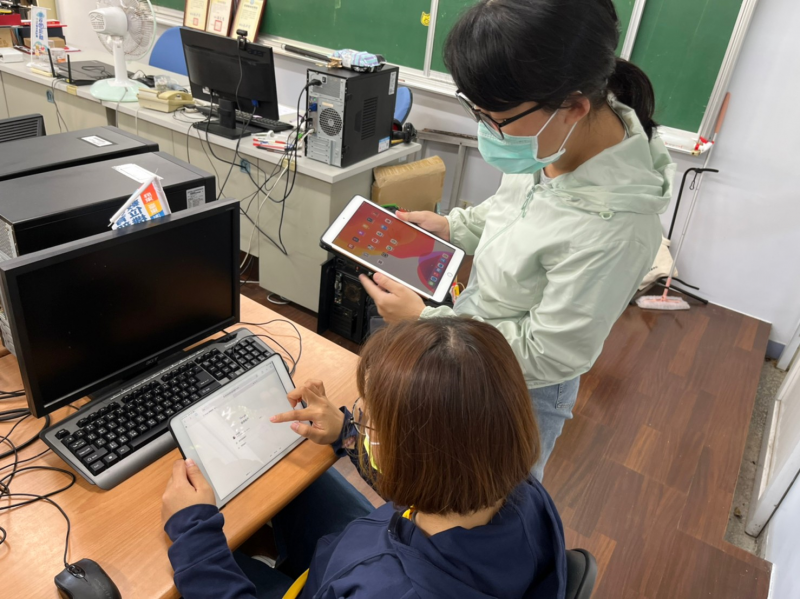 講師示範操作平板開啟相機