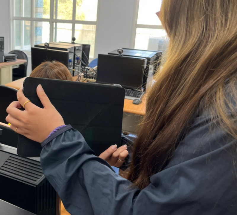 講師透過實地操作ipad向學員們示範操作方式