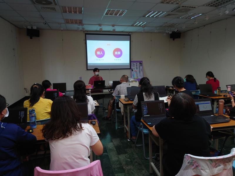 學員仔細聽著老師分享，先從設定開始如何分門別類