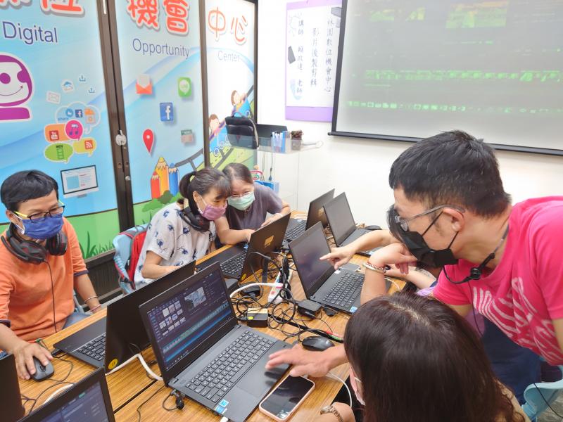 老師指導學員操作影片剪輯軟體