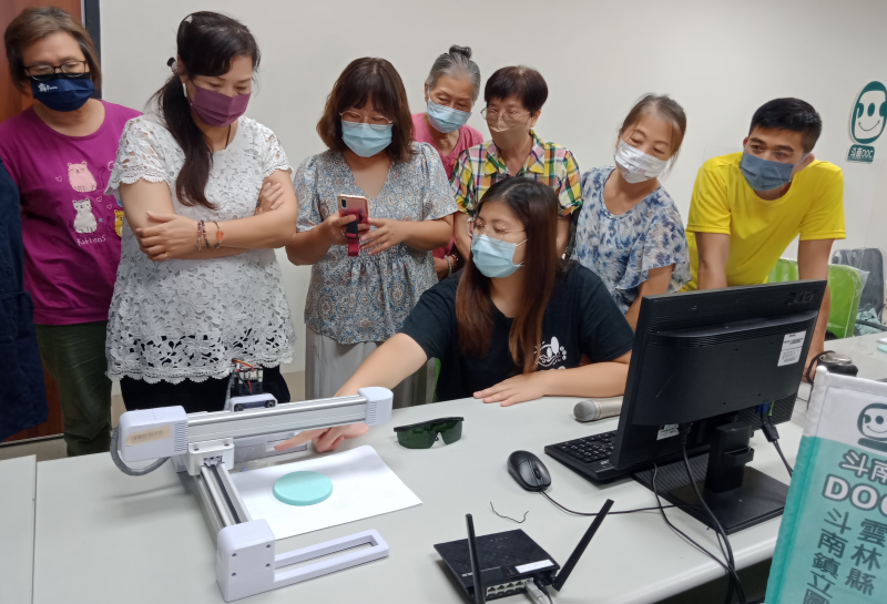 講師教學員如何講師使用雷雕機