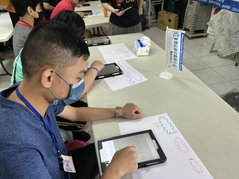 學員運用平板做手繪練習