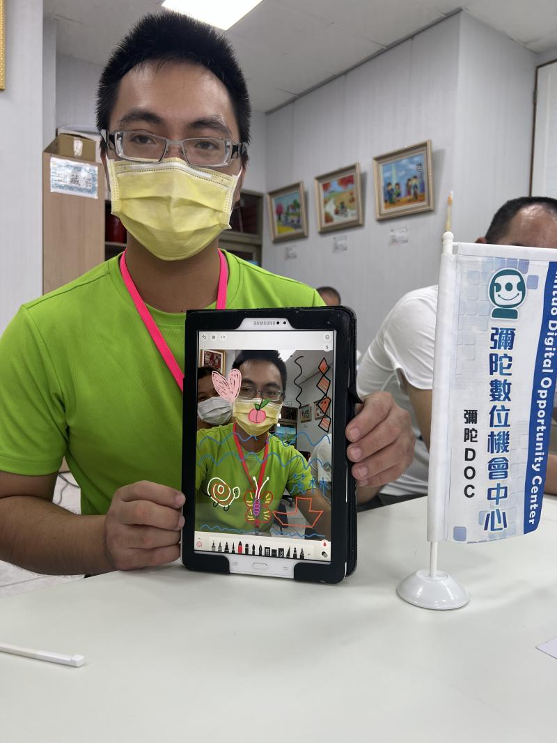 學員完成了自畫像的創作