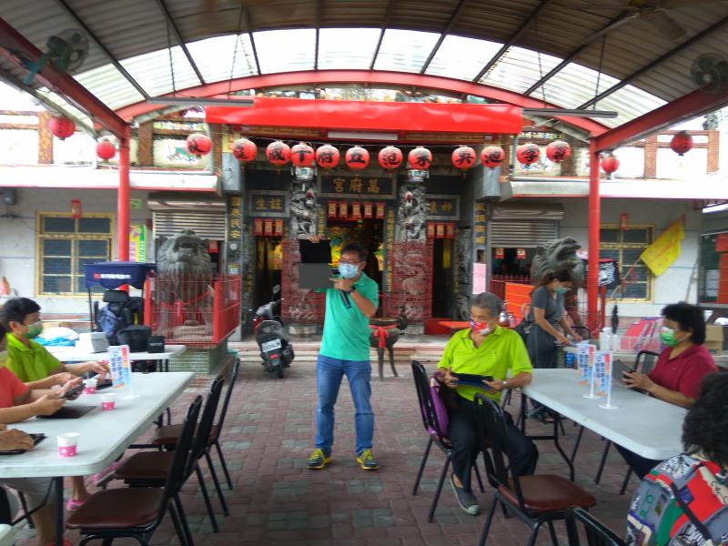 老師介紹平板電腦及指導學員如何開機及調整聲音大小