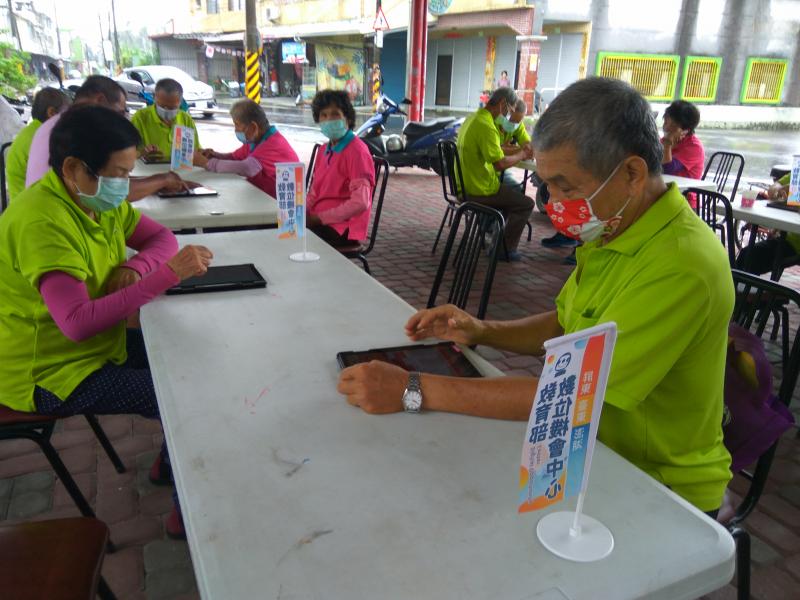 學員學習如何操作Google網站及觀看喜歡的資料