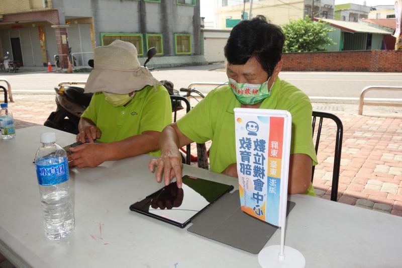 高齡者學員非常認真地學習操作電腦，提升自我數位能力。