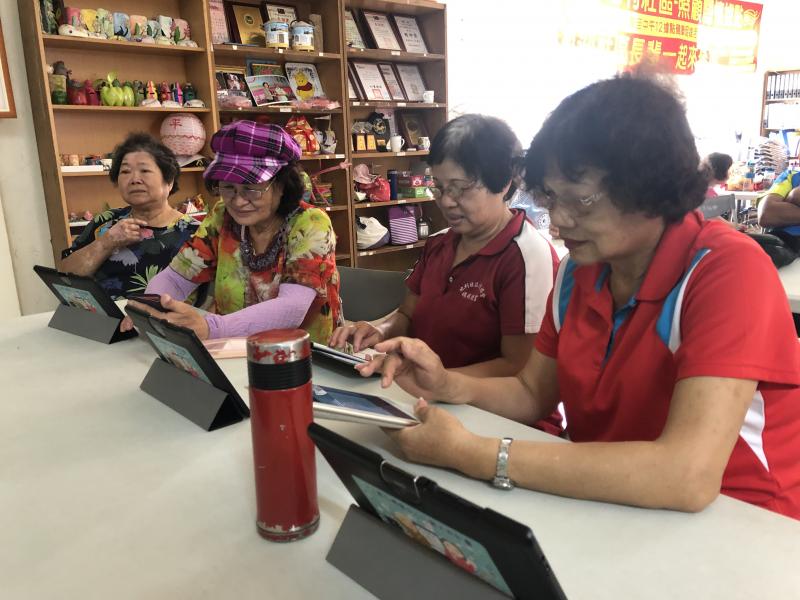 DOC學員互相討論，選取卡片上所使用的照片。