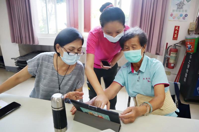 DOC助教指導民眾Canva軟體操作。