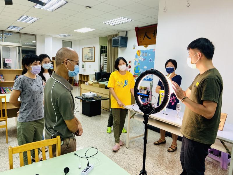 老師為每個學員講解直播的每個步驟及其直播所需的設備