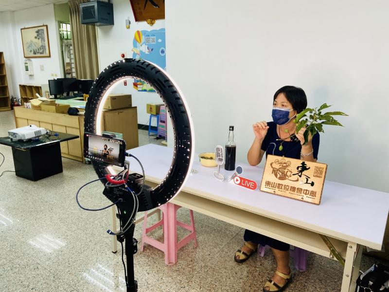 學員在鏡頭前不慌張仔細介紹自的帶來的東西，直播初體驗成功