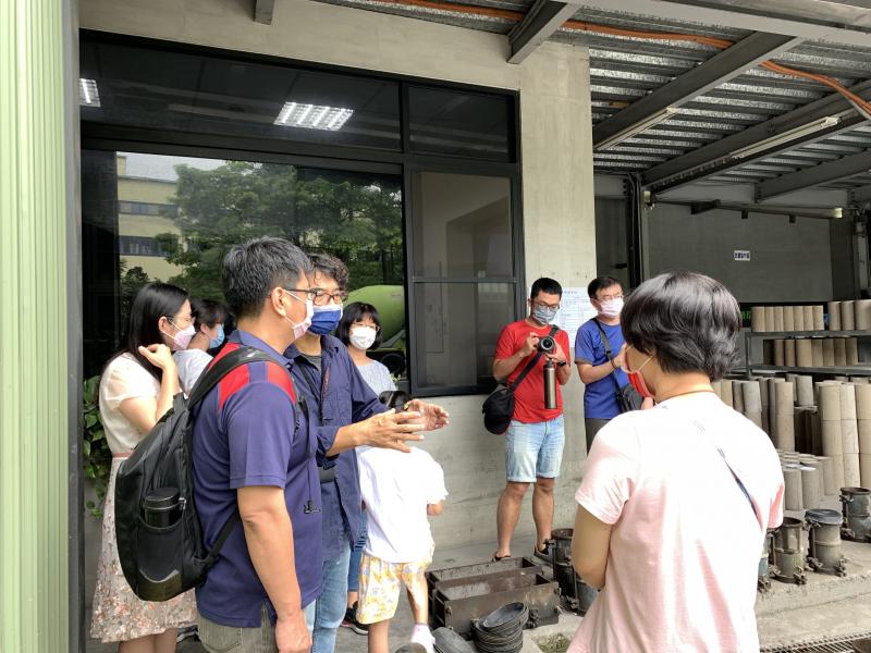 講師帶學員到戶外上課實地拍攝...