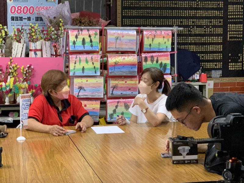 講師與受訪者訪談拍攝實況