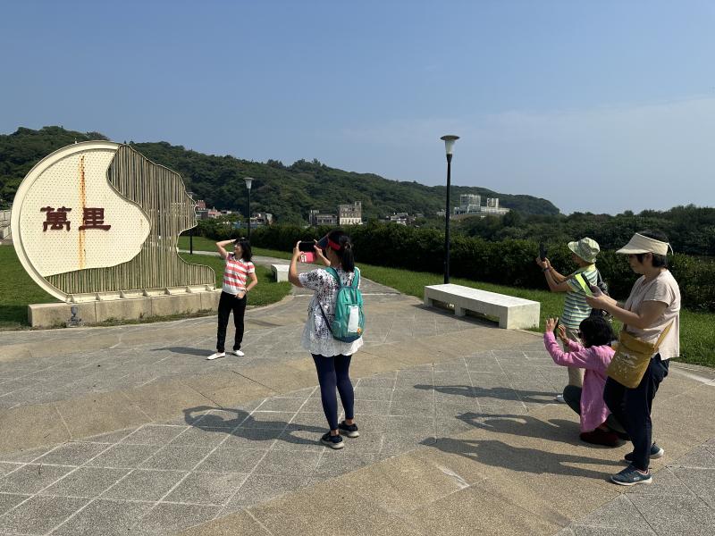 外出拍照學員當模特兒,同學一同拍照