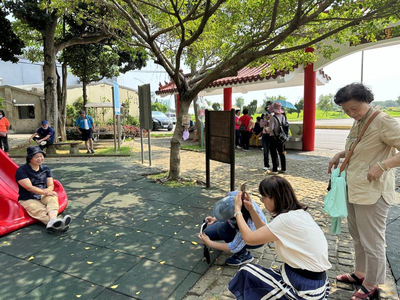 外出拍照同學互相拍照的方式