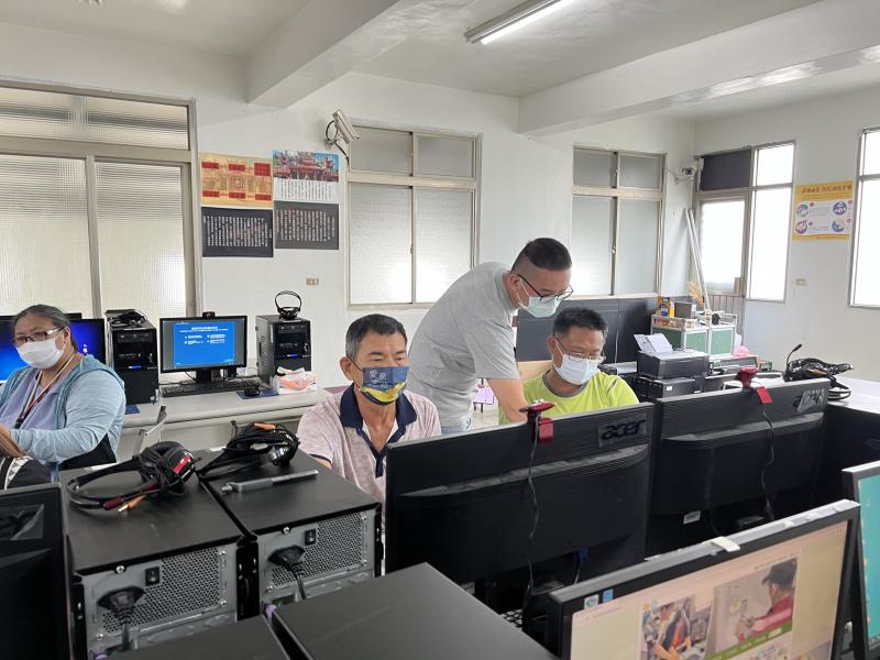 學員踴躍提問，志工個別指導