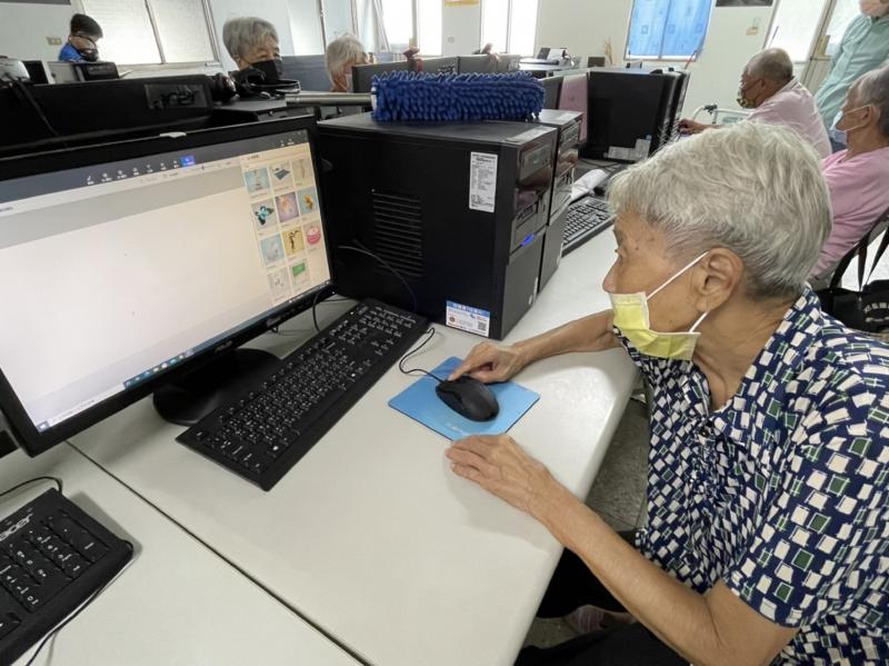 學員利用軟體堪使製作囉