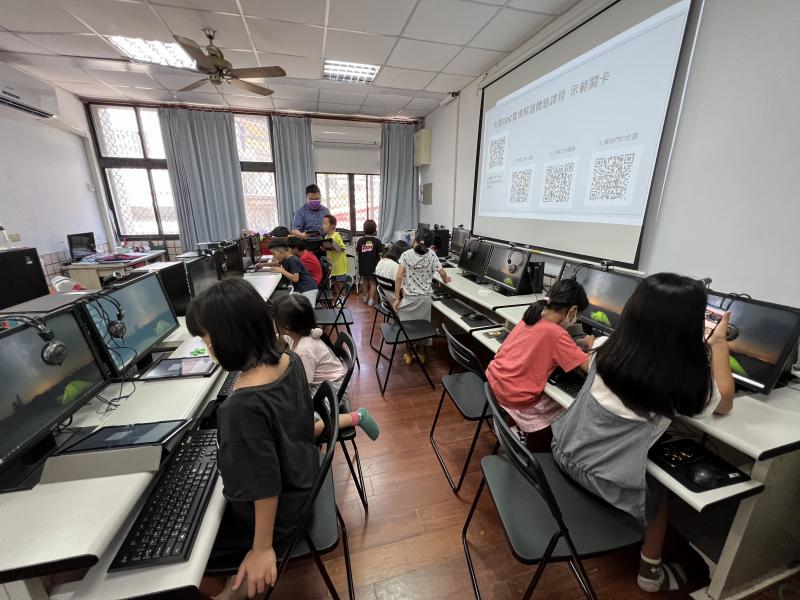 講師介紹國內常見的實境解謎遊戲、設計與研發，解說後讓學員試玩遊戲，了解解謎設計概要