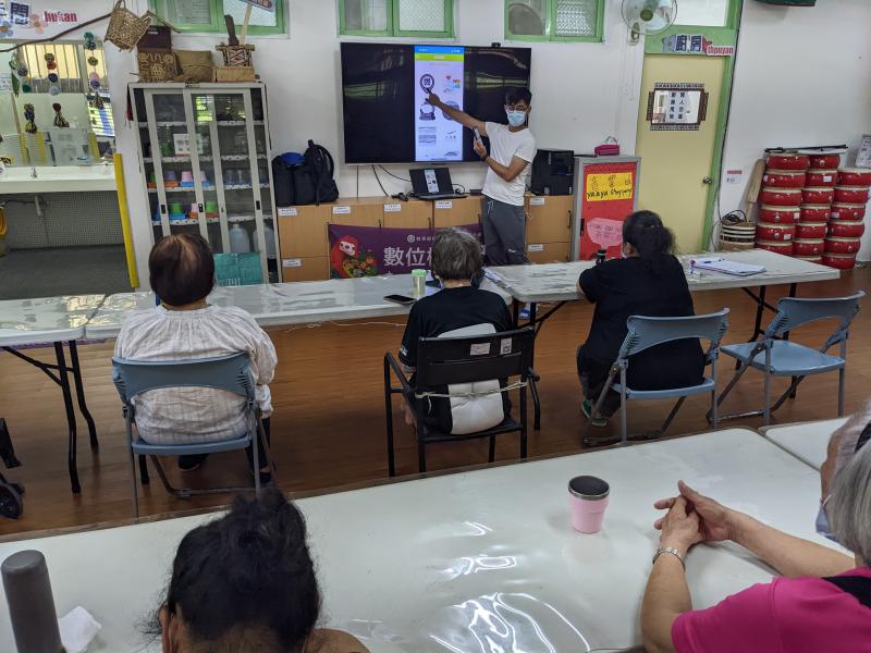 講師以手機投影電腦實作APP體驗