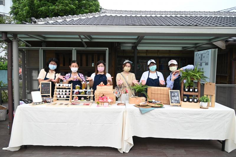 學員與攤位、老師一起拍照