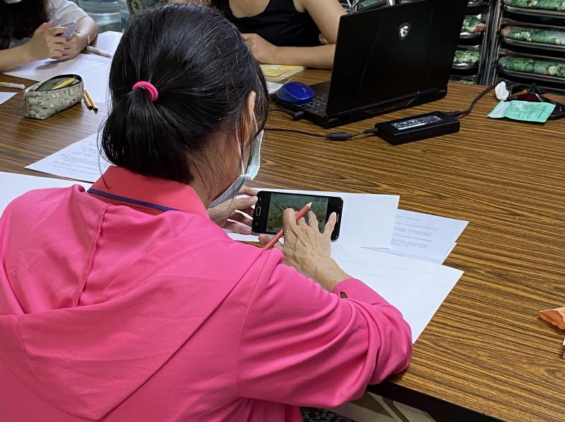 練習用手機查詢素材當作繪圖參考