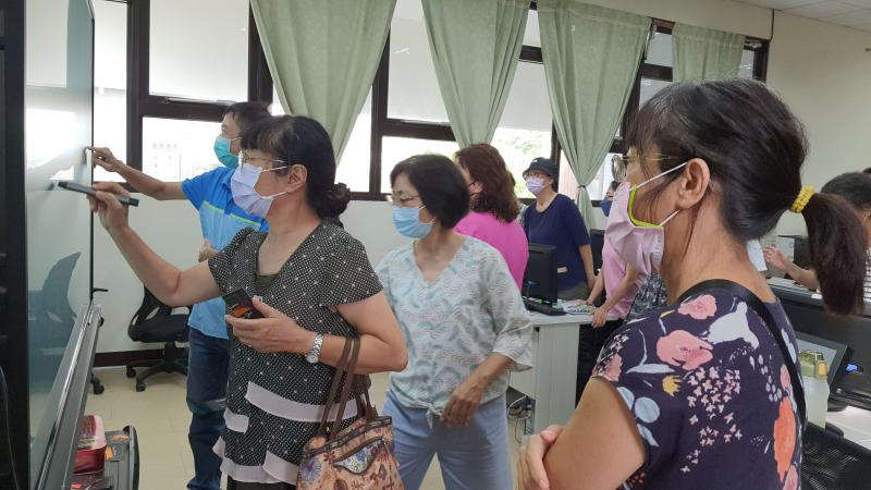 學員分組進行塗鴉猜謎比賽，戰況激烈。