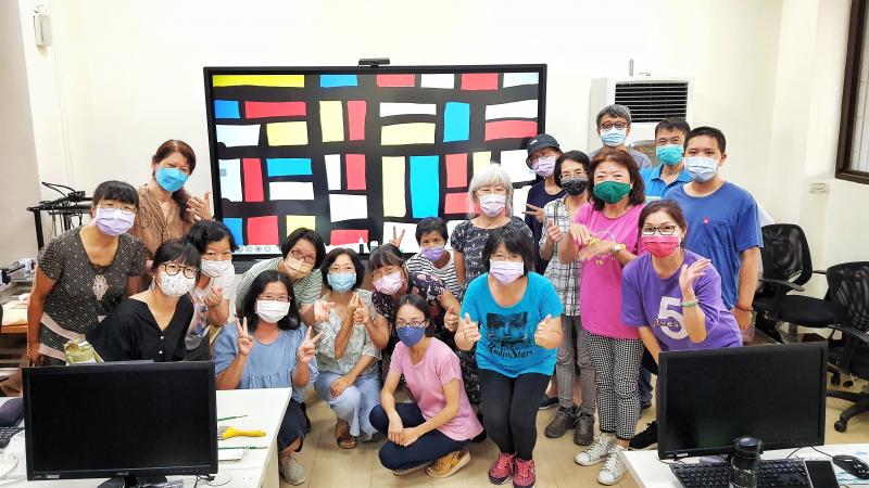 講師介紹蒙德里安，並帶領學員集體創作出該畫家風格作品。