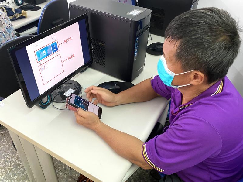 學員一邊看著講師示範剪輯App，一邊練習操作