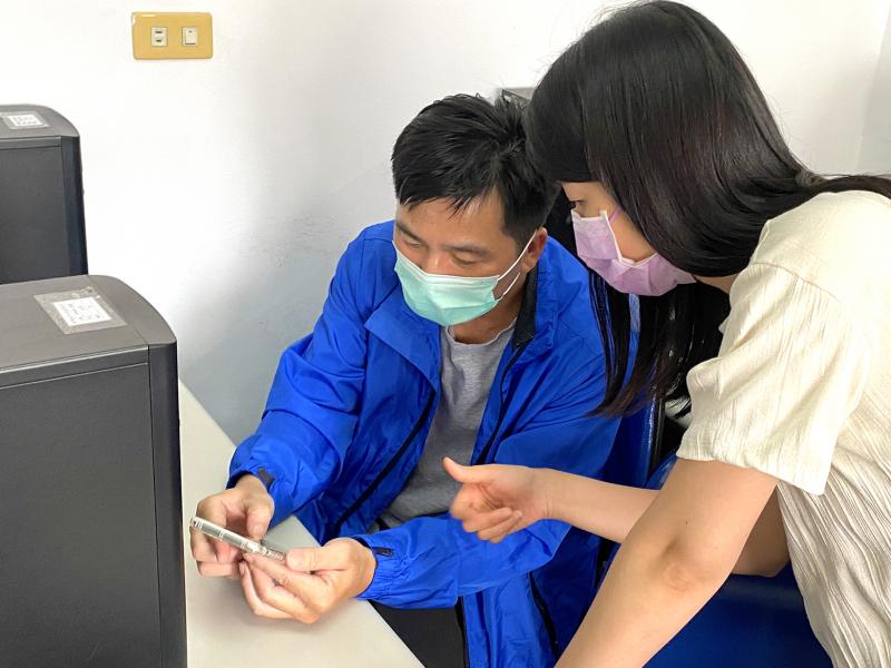 助教在一旁協助學員排解問題