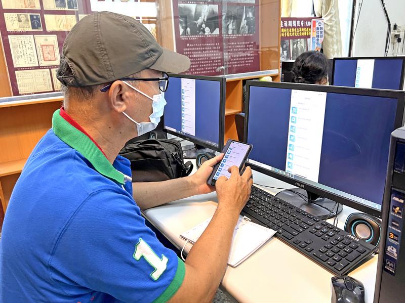 學員認真看著講師示範操作剪輯軟體