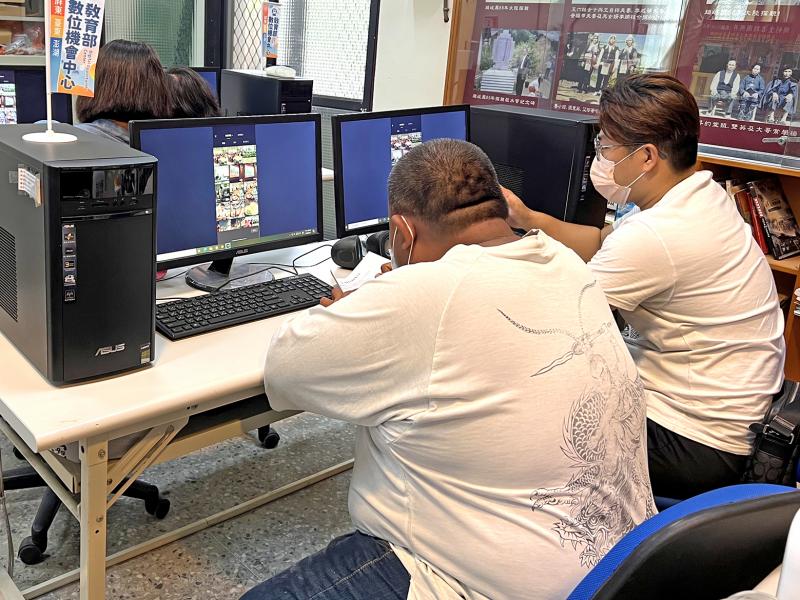 講師指導剪輯影片素材挑選，學員認真聽課