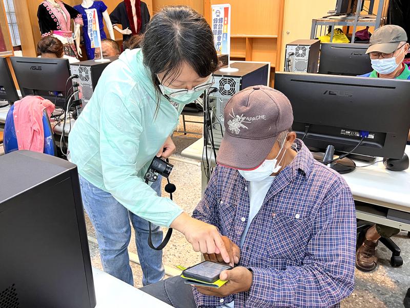 助教協助指導學員手機剪輯操作步驟