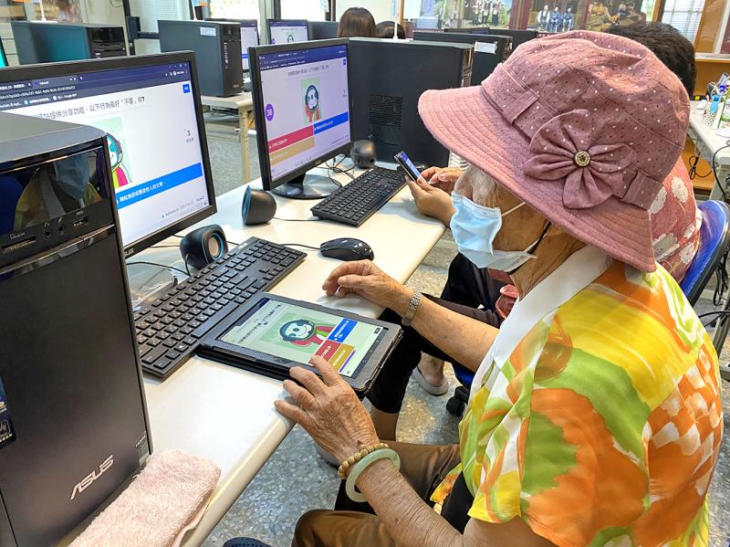 學員認真參與課後網路知識問答遊戲
