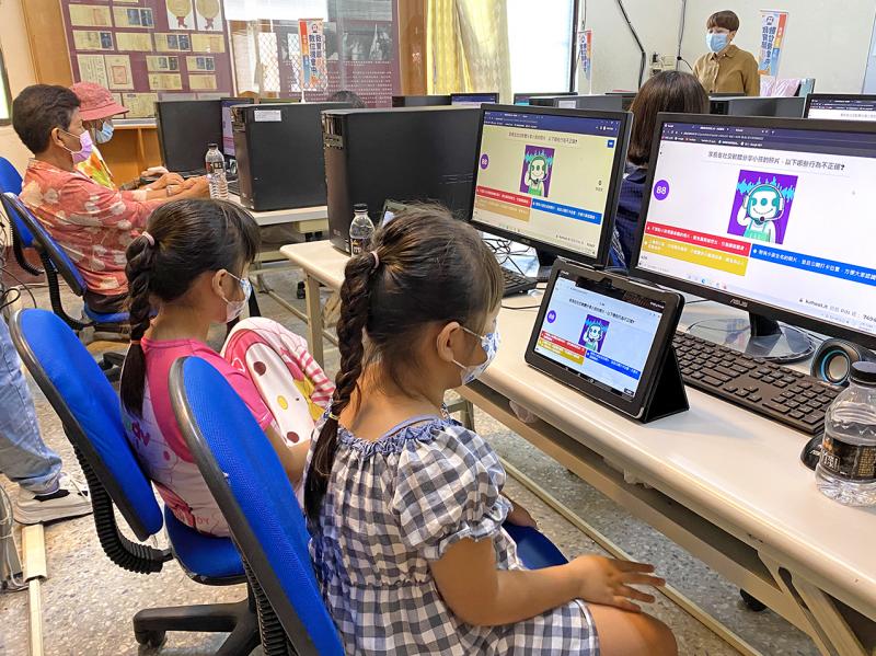 小孫女陪伴阿嬤來到DOC一同參與網路資訊素養課程