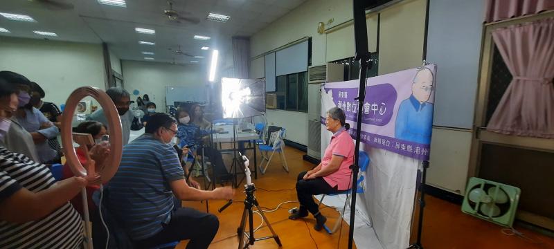 9.7 i潮庄樂齡網紅特訓班(婦女專班) 透過粉絲團、YOUTUBE宣傳自己-農特產 樂齡也變身網紅活得精彩又健康 學員都超認真的 當然DOC 老師也自備超棒的直播器材 讓我們一起欣賞