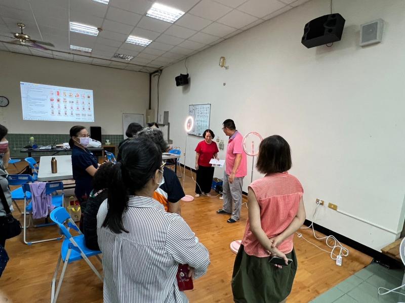 9.21樂齡網紅特訓班 美圖秀秀剪輯直播影片 學會文字功能用語音辨識真方便 特效粉美麗課程簡單 同學樂開懷