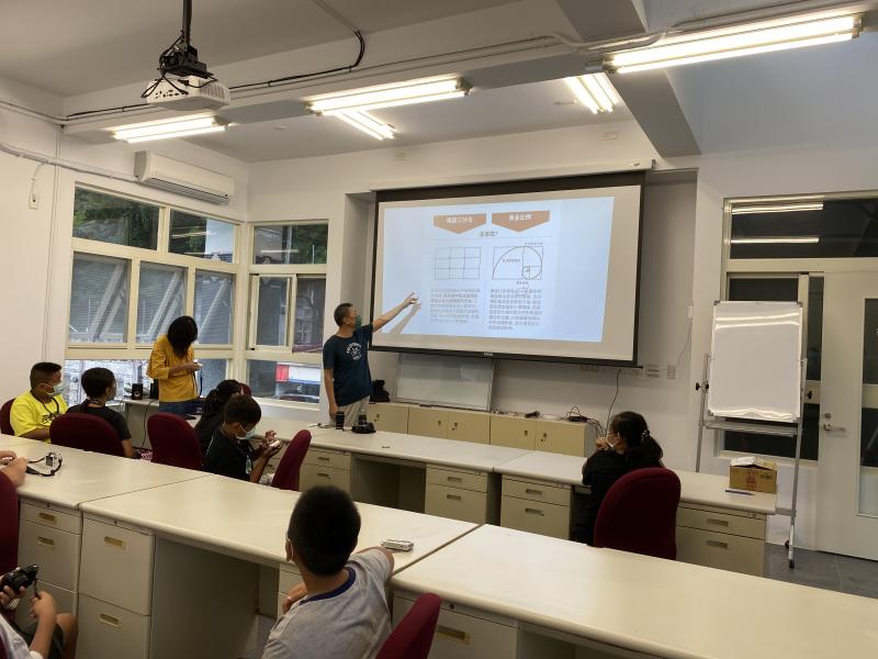 小朋友都沒有使用過數位相機。僅有一兩位同學看過家裡的長輩使用過。  所以大家對於「數位相機」都感到十分新奇。